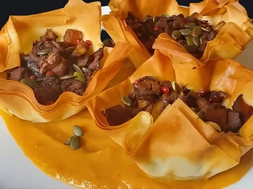 Cestini croccanti di pasta fillo con "Vegan Kabanos" e funghi su letto di crema di zucca