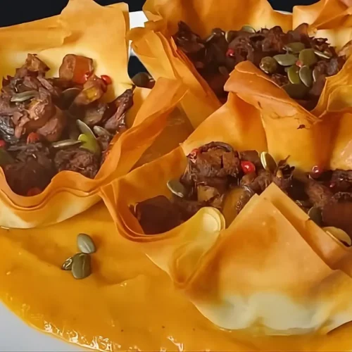 Cestini croccanti di pasta fillo con “Vegan Kabanos” e funghi su letto di crema di zucca