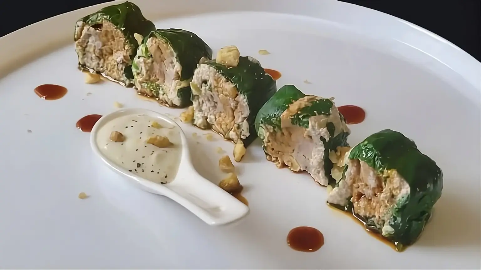 "Spinaci Maki" vegani: rotolini di castagnina e salsa di noci