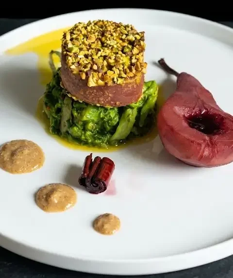 Trancio di "cotto" in crosta di senape e pistacchi, con pera al vino rosso e jus di funghi