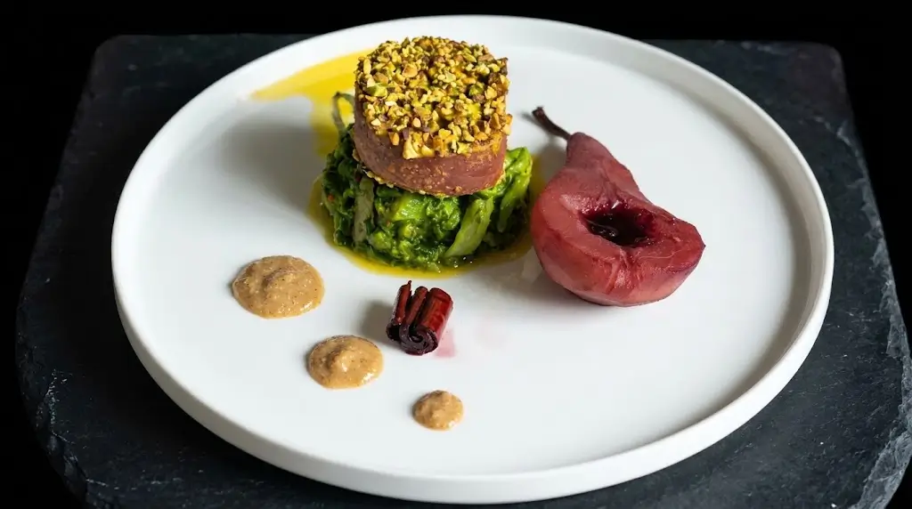 Trancio di "cotto" in crosta di senape e pistacchi, con pera al vino rosso e jus di funghi