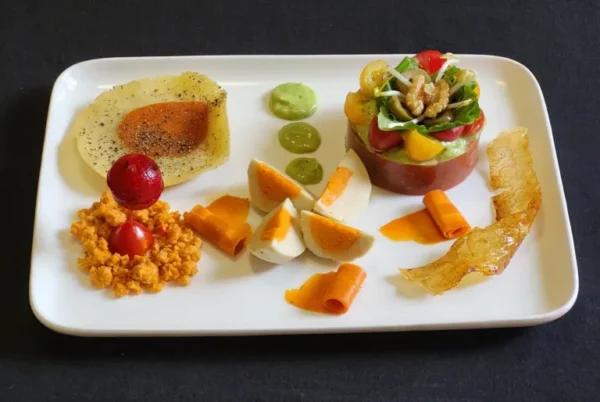 RICETTA SECONDO PIATTO GOURMET DI SETTEMBRE - Insalata salmone bacon vegan con uovo tre cotture