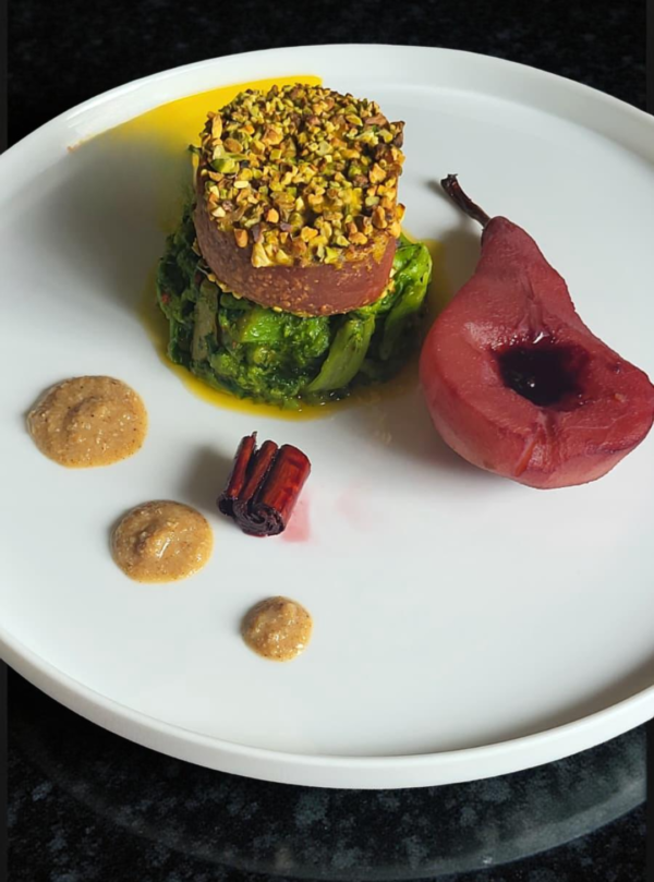 RICETTA SECONDO PIATTO GOURMET DI DICEMBRE – Trancio di “cotto” in crosta di senape e pistacchi, con pera al vino rosso e jus di funghi