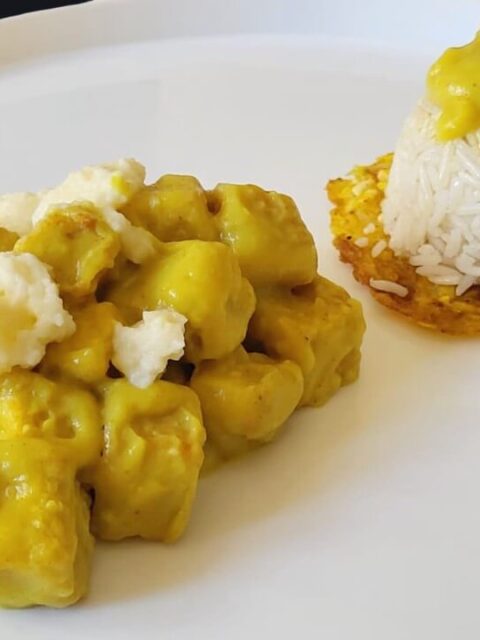 Tofu "crispy" al curry e skyr ,cialda di riso soffiato e basmati