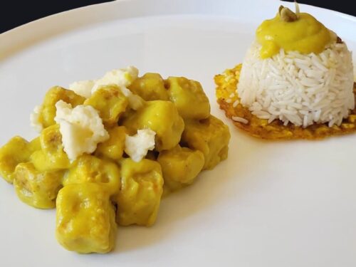 Tofu "crispy" al curry e skyr ,cialda di riso soffiato e basmati