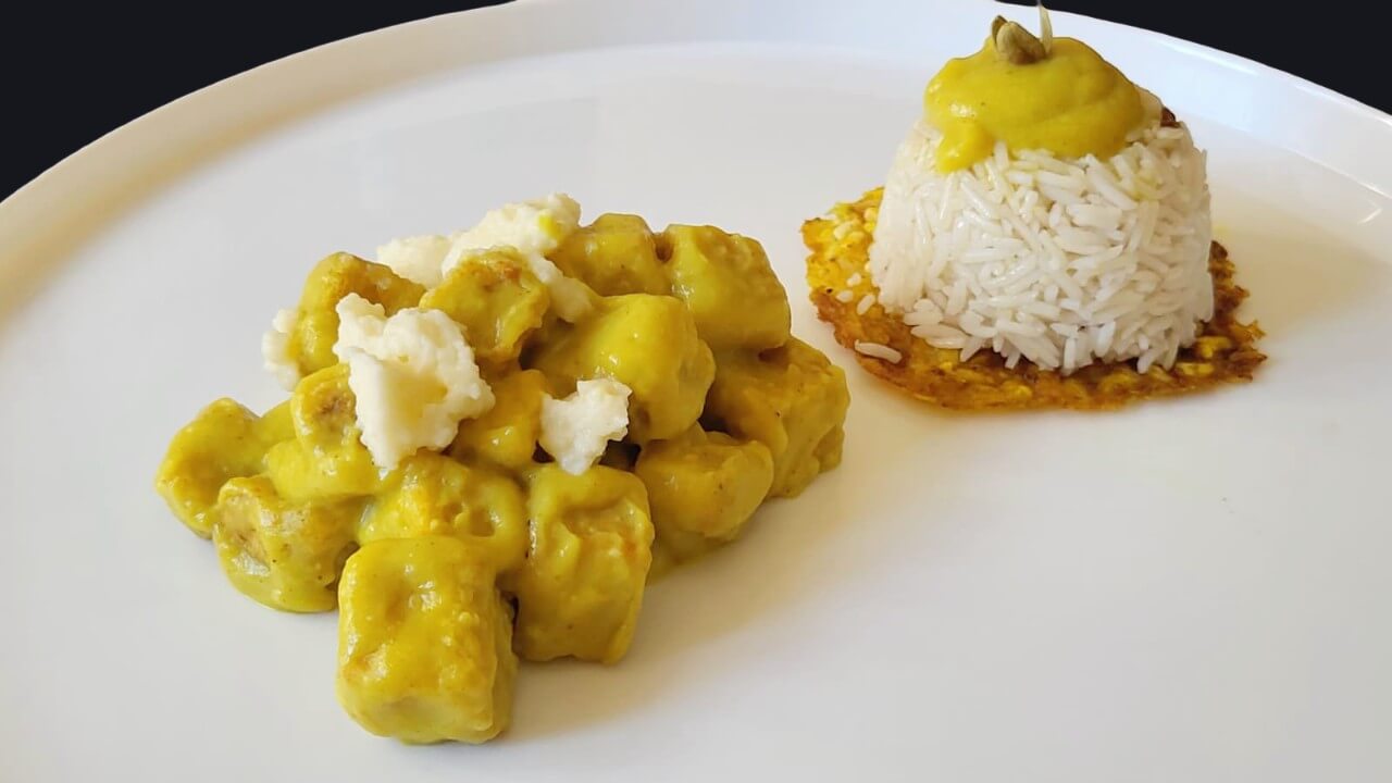 Tofu "crispy" al curry e skyr ,cialda di riso soffiato e basmati