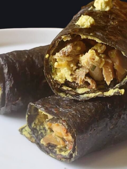 Crespelle crudiste di champignon e zucchine con ragù di porcini, jackfruit e burro di girasole fermentato