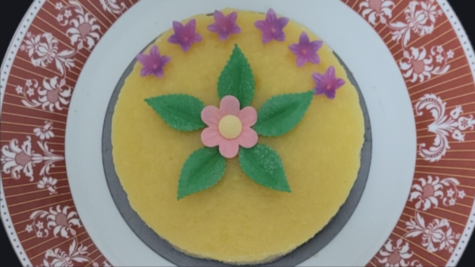Torta crudista gialla all'ananas