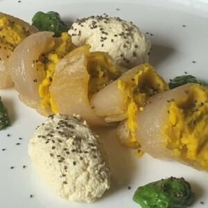 RICETTA SECONDO PIATTO GOURMET DI SETTEMBRE – Si crede un calamaro ripieno di hummus di ceci , quenelle di ricotta vegetale e clorofilla di spinaci