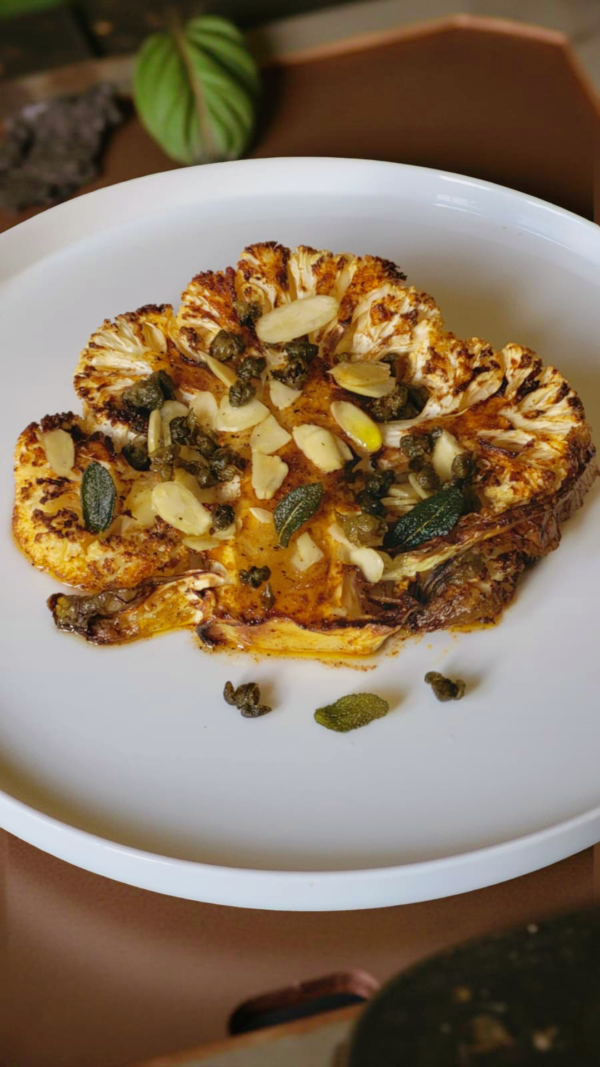 RICETTA ANTIPASTO GOURMET DI DICEMBRE – “Steak” di cavolfiore arrosto, dressing agrodolce, salvia e capperi croccanti