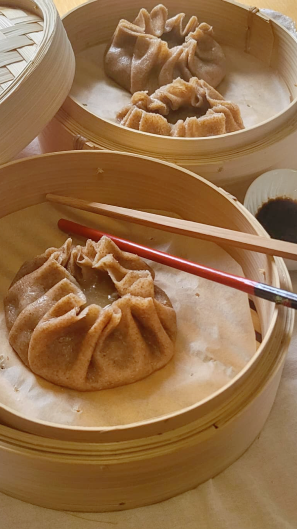 RICETTA PRIMO PIATTO GOURMET DI DICEMBRE – Raviolone Gigante Vegano: l'incredibile esplosione di brodo (Xiao Long Bao Style)