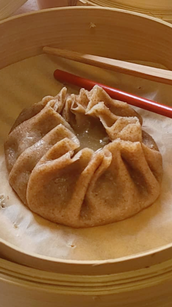 RICETTA PRIMO PIATTO GOURMET DI DICEMBRE – Raviolone Gigante Vegano: l'incredibile esplosione di brodo (Xiao Long Bao Style) - immagine 3
