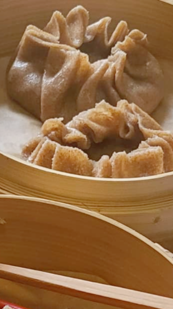 RICETTA PRIMO PIATTO GOURMET DI DICEMBRE – Raviolone Gigante Vegano: l'incredibile esplosione di brodo (Xiao Long Bao Style) - immagine 2