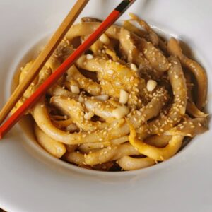 RICETTA PRIMO PIATTO GOURMET DI NOVEMBRE – Udon d’Autore senza glutine: pleurotus e salsa di arachidi