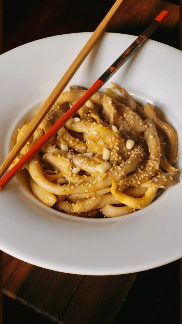 RICETTA PRIMO PIATTO GOURMET DI NOVEMBRE – Udon d’Autore senza glutine: pleurotus e salsa di arachidi