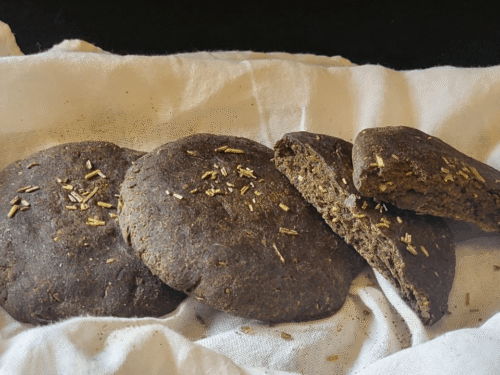 Focaccine di pane scure su tovagliolo bianco