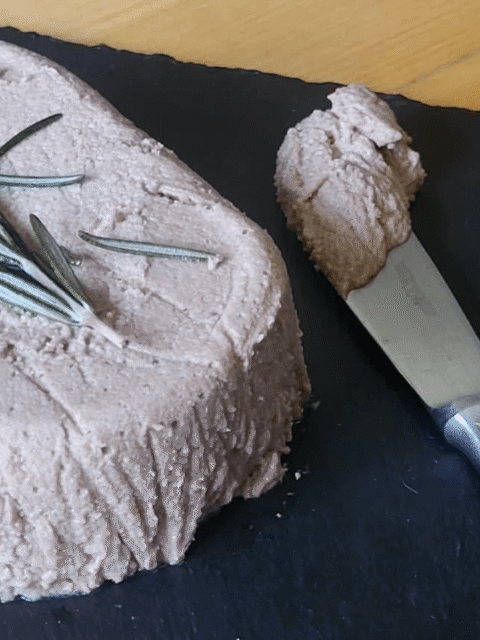 Vassoio ardesia con panetto di burro e un coltello