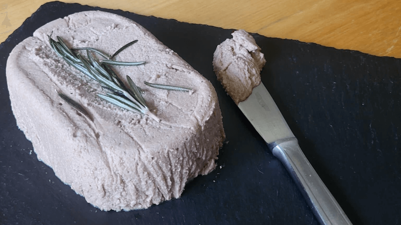 Vassoio ardesia con panetto di burro e un coltello