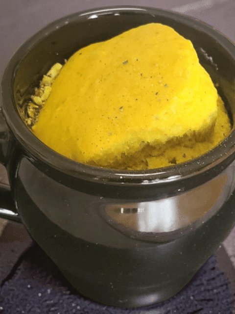 Tazza nera in gres porcellanato con torta all'interno