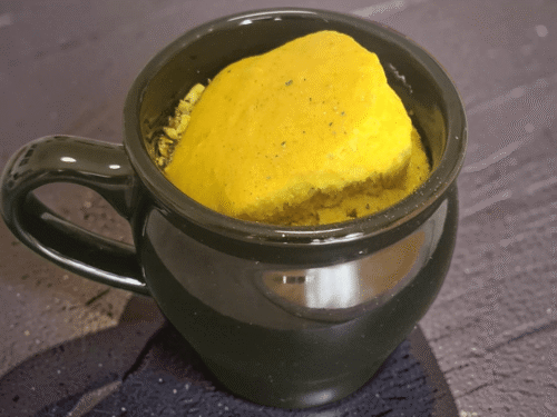 Tazza nera in gres porcellanato con torta all'interno