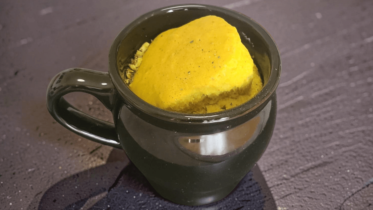 Tazza nera in gres porcellanato con torta all'interno