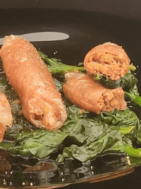 Piatto nero con 3 salsicce e spinaci