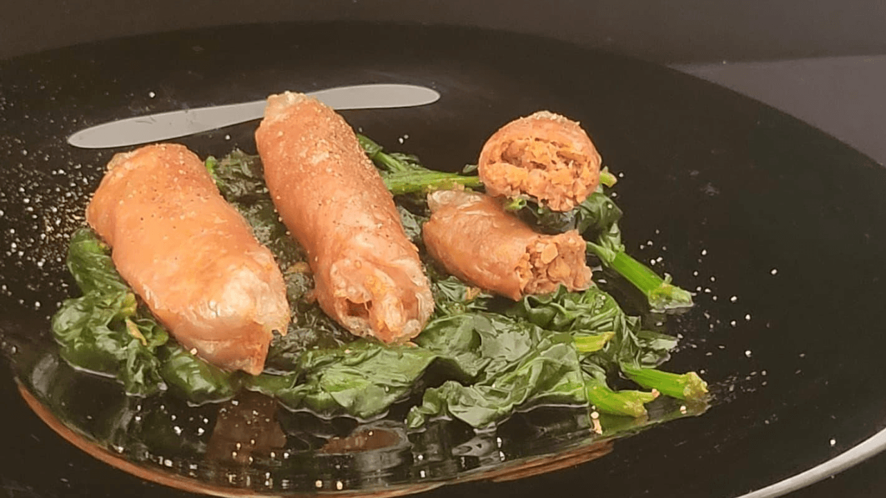 Piatto nero con 3 salsicce e spinaci