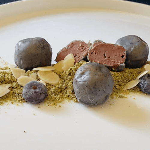 Pietre di bosco vegane : semplicissime sfere croccanti di burro di cacao,mousse di nocciola e muschio al pistacchio