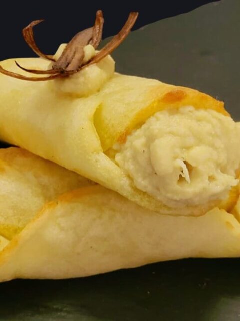 Due cannoli ripieni e sormontati da stick