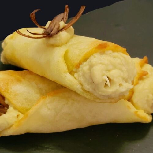 Potage parmentier 2.0: la zuppa si trasforma in un cannolo di patata vetrificata ripieno di una mousse di ceci