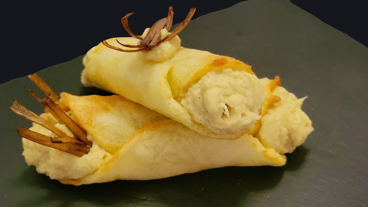 Due cannoli ripieni e sormontati da stick