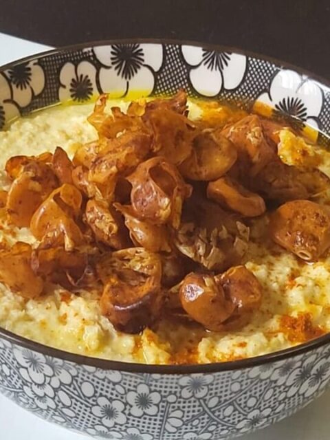 Ciotolina bianca e nera con dentro una crema di bucce di lupini e lupini croccanti