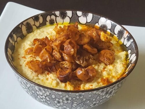 Ciotolina bianca e nera con dentro una crema di bucce di lupini e lupini croccanti