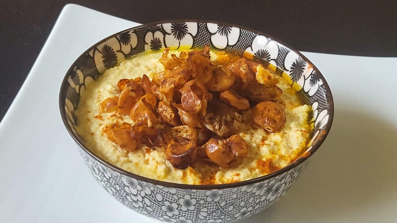Ciotolina bianca e nera con dentro una crema di bucce di lupini e lupini croccanti