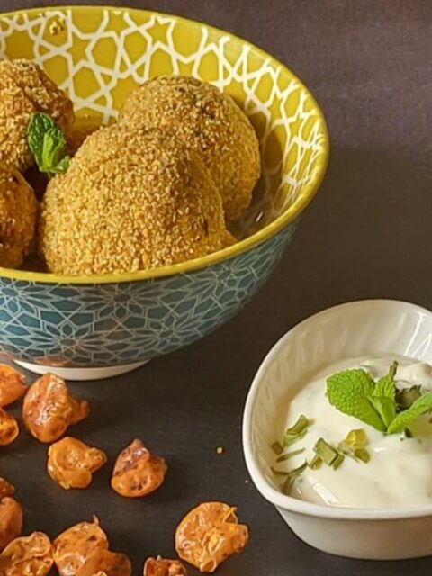 Piatto ardesia con ciotola di polpette e ciotolina di crema bianca