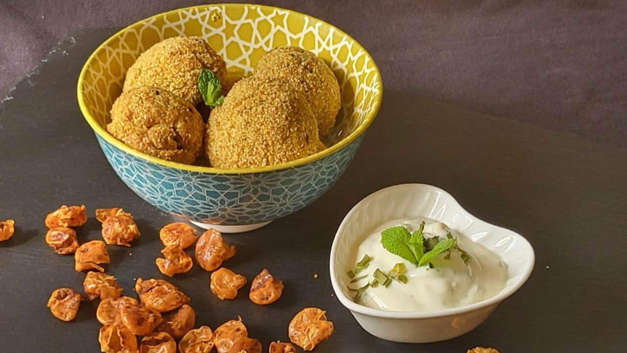 Piatto ardesia con ciotola di polpette e ciotolina di crema bianca