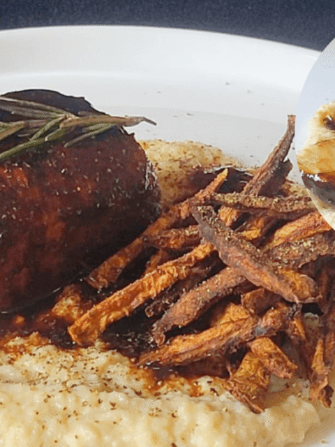 Lingotto marrone di sedano rapa su una crema gialla e chips su piatto bianco