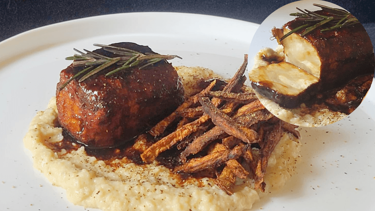 Lingotto marrone di sedano rapa su una crema gialla e chips su piatto bianco