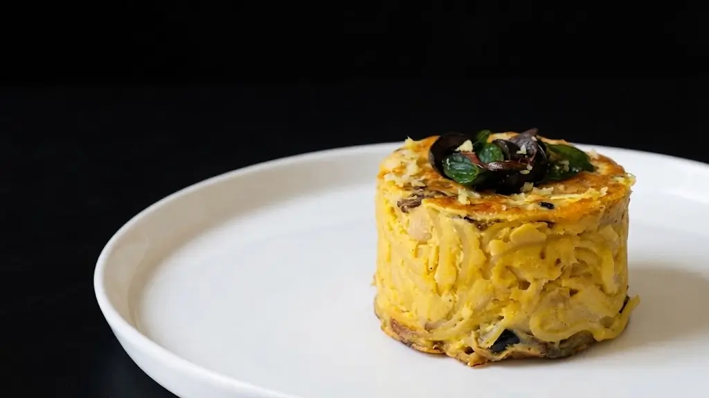 Nido di pasta fritta con menta,carciofi e mandorle