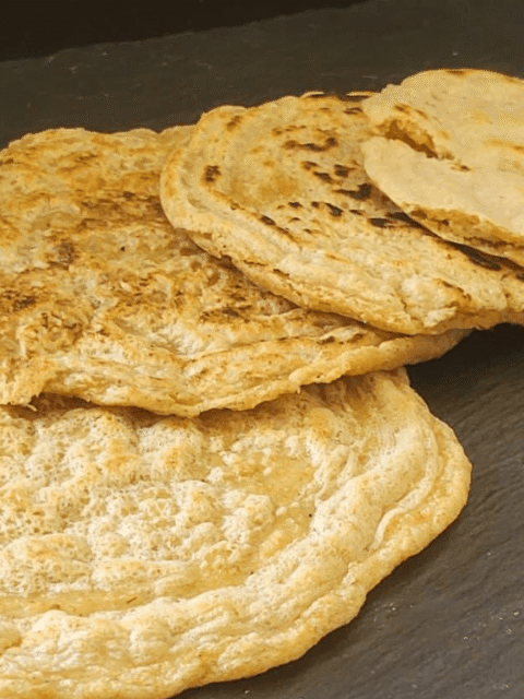 Pane tipo pita su ardesia nera