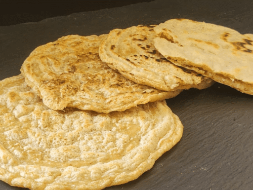 Pane tipo pita su ardesia nera