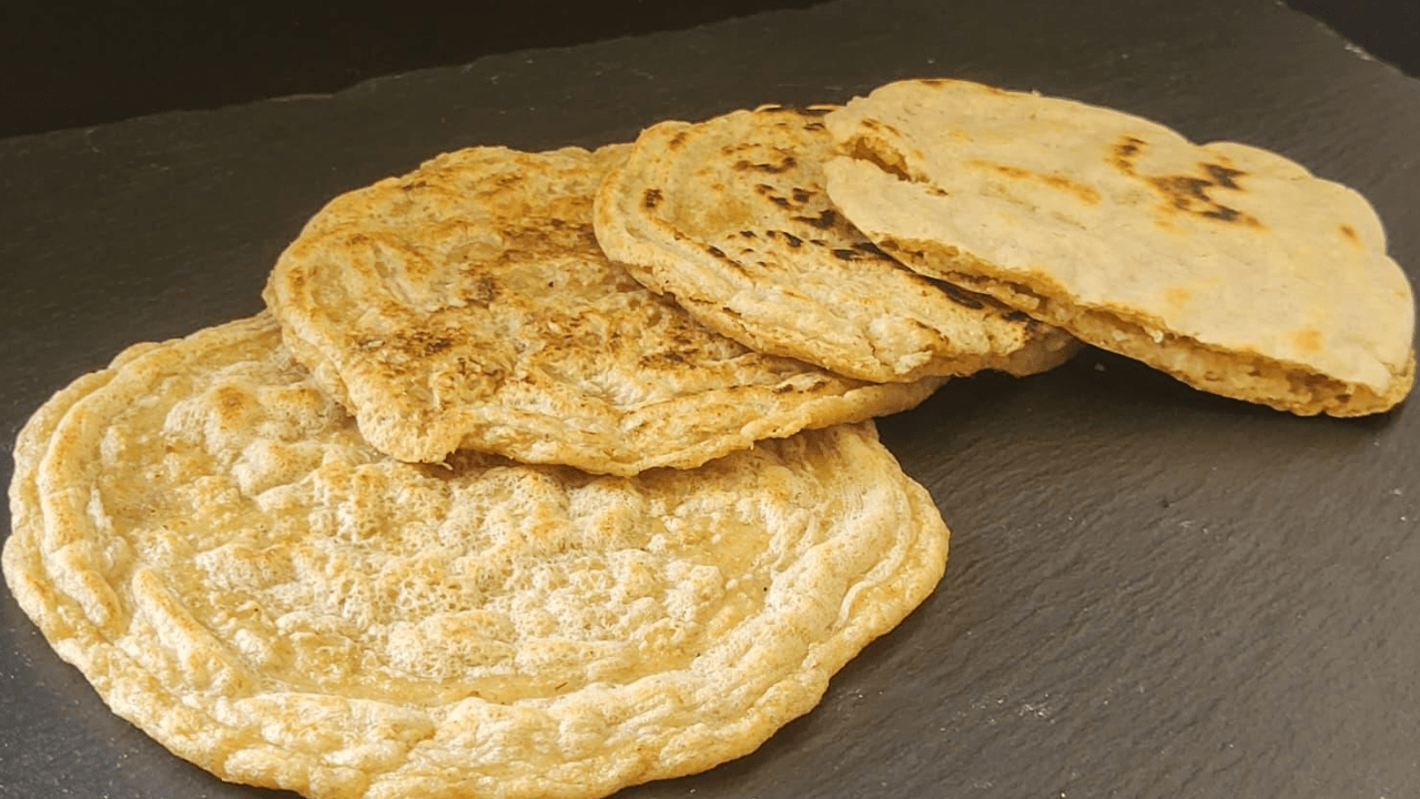 Pane tipo pita su ardesia nera