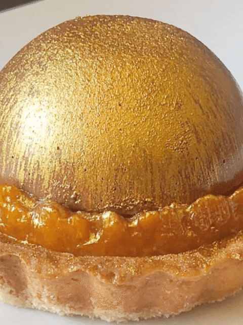 Crostatina con albicocche e nutella su piatto bianco