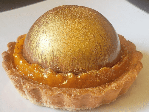 Crostatina con albicocche e nutella su piatto bianco