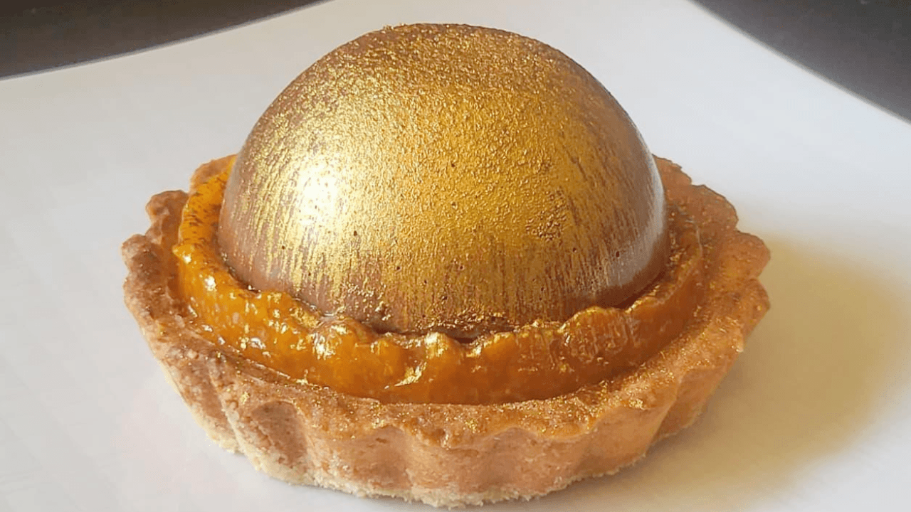 Crostatina con albicocche e nutella su piatto bianco