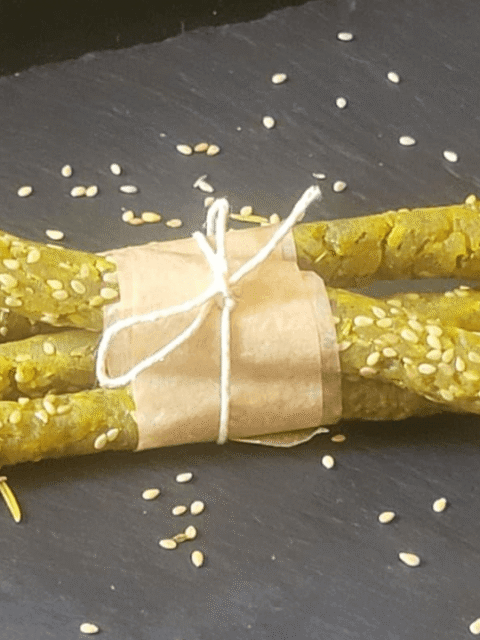 Grissini colorati con spezie e sesamo