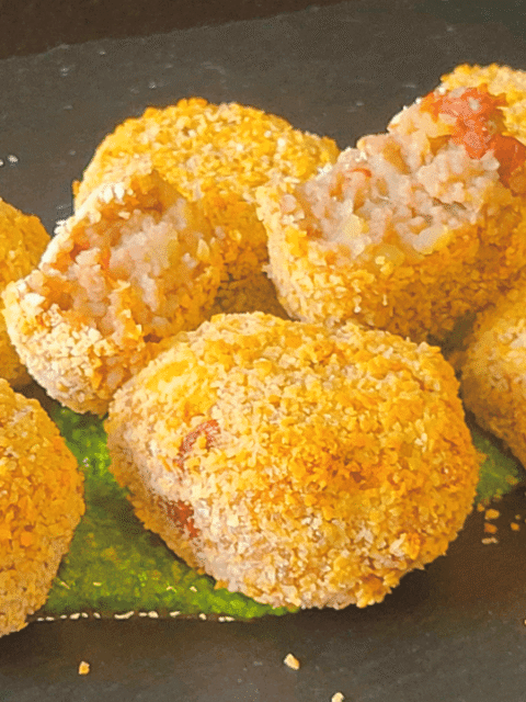 Polpette su crema verde su piatto ardesia nera