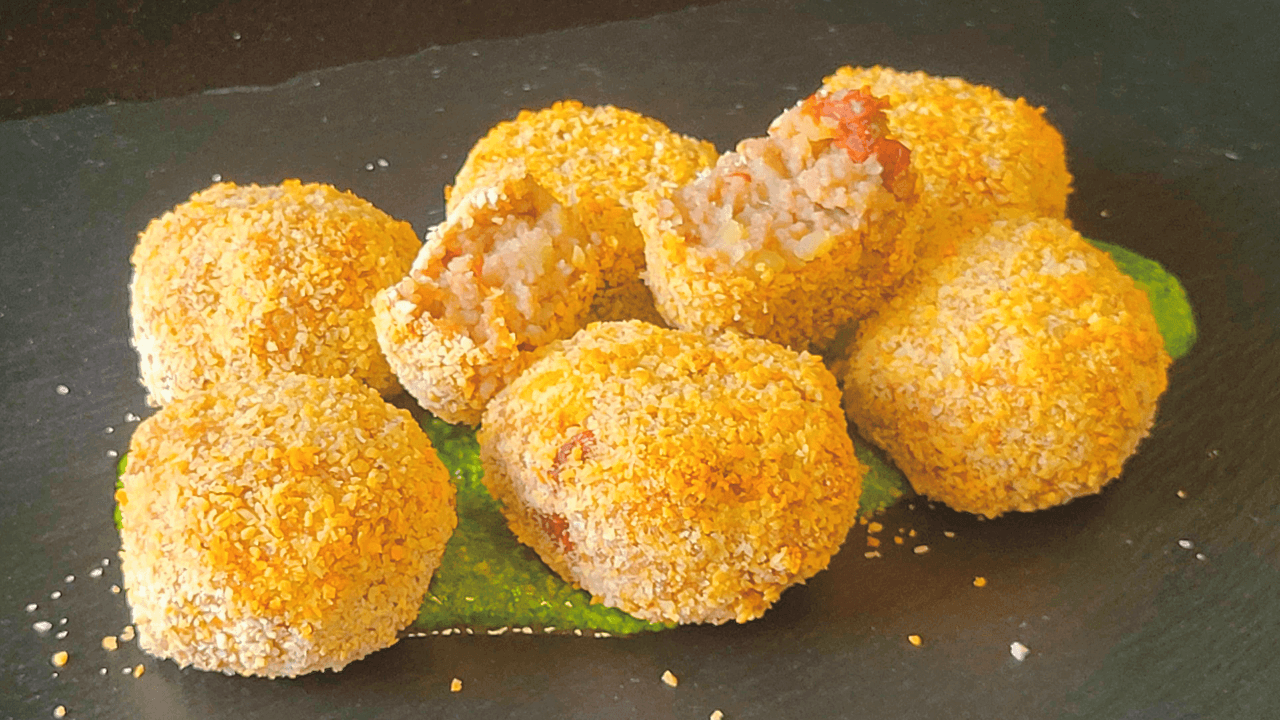 Polpette su crema verde su piatto ardesia nera