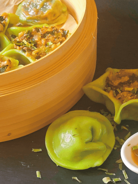 Ravioli verdi ripieni su cestello bamboo