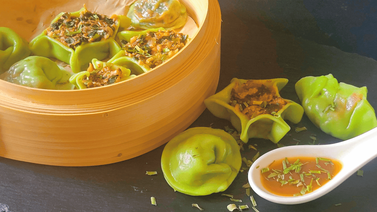 Ravioli verdi ripieni su cestello bamboo